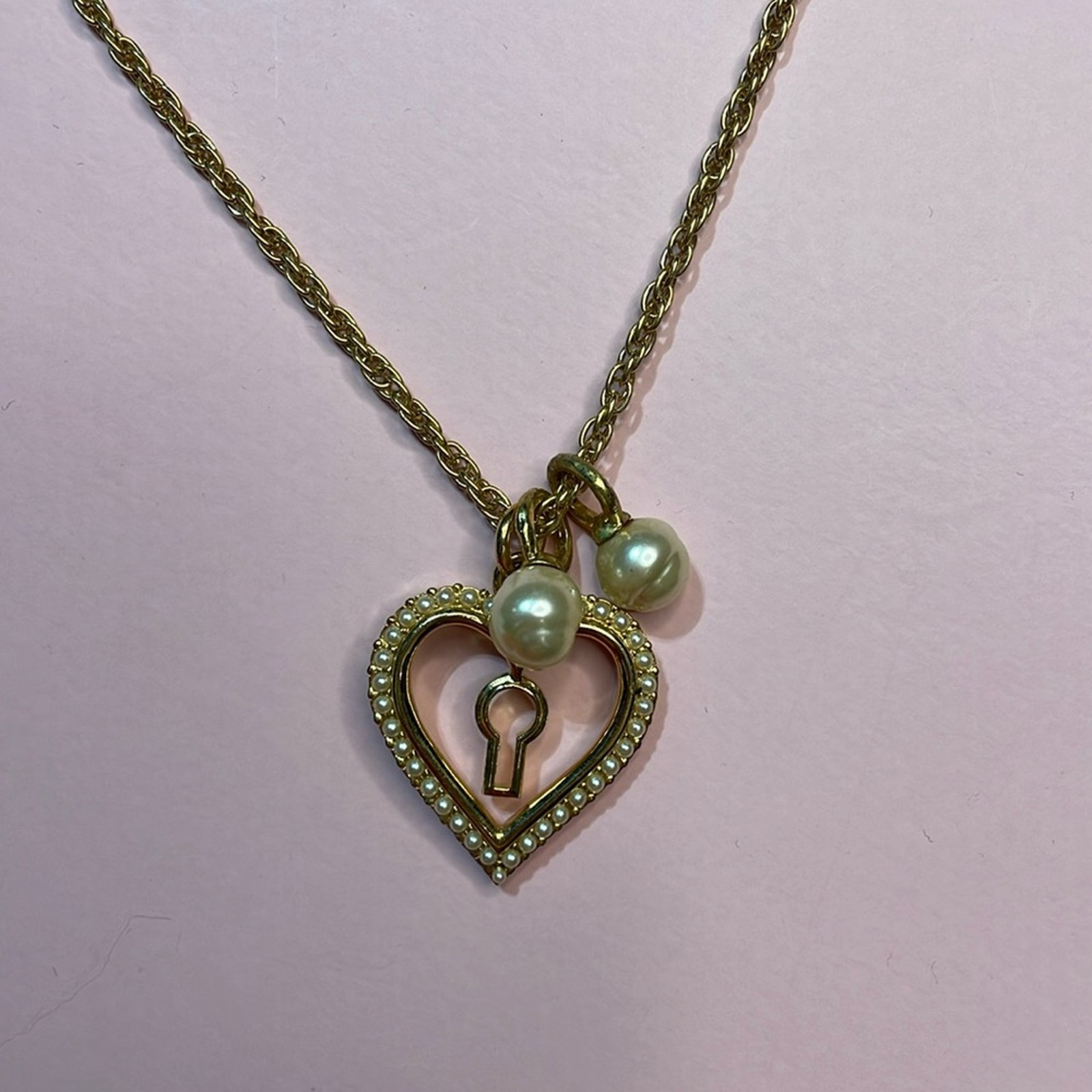 Nina Ricci Necklace 1 1/4in Hesrt Pendant 22in Chain Gold Tone Chain Faux Pearls